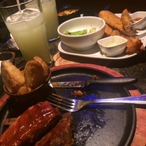 pescado blanco y costillas BBQ