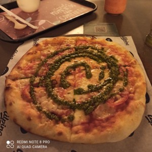 Pizza napolitana con pesto