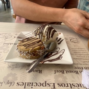 Alfajor con helado de vainilla