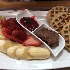 Waffle de avena con nutela y mermelada