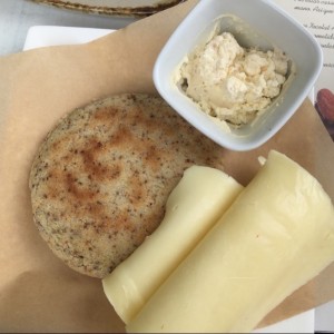 Arepa y queso de almendras