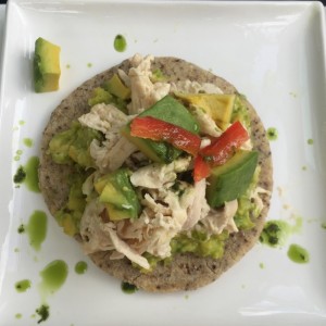 Arepa de pollo con aguacate