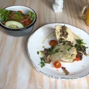 Rollo de pollo a las finas hierbas y ensalada