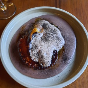 Pulpo a la brasa y textura de frijol