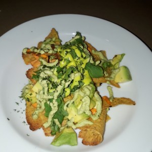 nachos rugula y aguacate