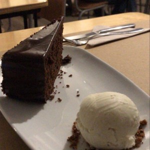 Torta de chocolate con helado