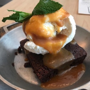 Brownie con helado y caramelo salado