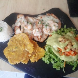 Pechuga en salsa de camarones