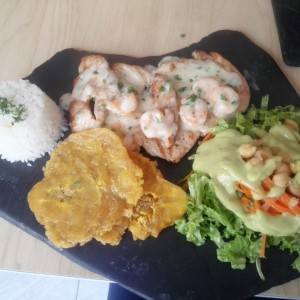 Pechuga en salsa camarones