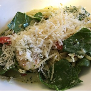 pasta con langostinos y espinaca