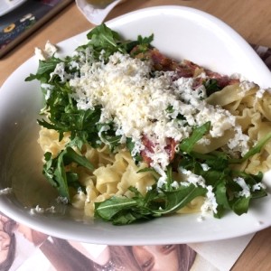 pasta con salame, ricota y rugula