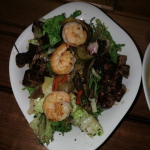 Ensalada de carne y camarones