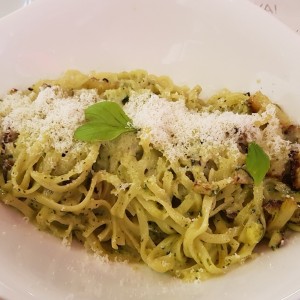 pasta especial con pesto crema con vino blanco y cascos de papas