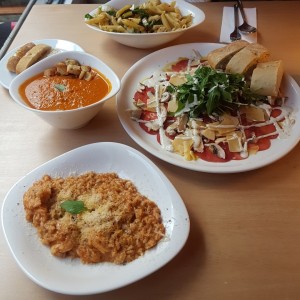 risotto de langostinos. carpaccio. sopa de tomate. penne de pollo picant