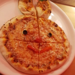 Pizza en forma de cara de conejo