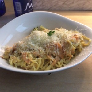 Linguini alfredo con salmon