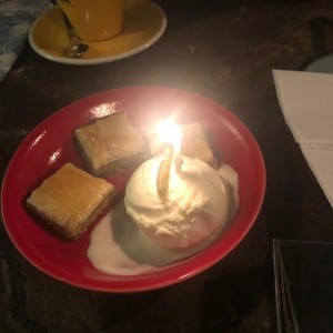 Baklava con helado de yogur