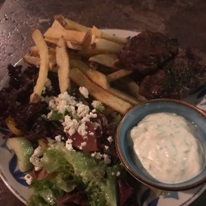 Lomito a la parrilla con tzatziki