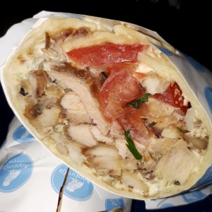 gyros y su salsa picante.