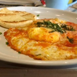 Huevos fritos en salsa italiana de tomates
