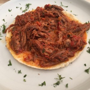 Arepa con carne desmechada