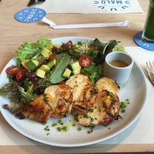 Pollo campesino con ensalada verde