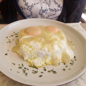 Huevos fritos con salsa de queso azul sobre pan briochey bondiola