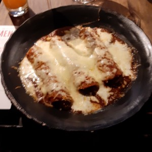 Enchiladas en salsa roja