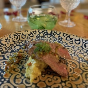 Lomo de Res sobre Polenta Gratinada 80gr