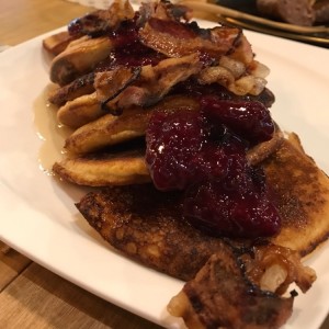 Pancakes con tocineta ahumada