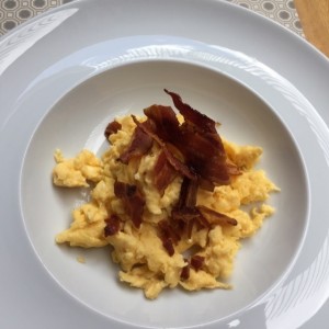 Huevos batidos con tocineta