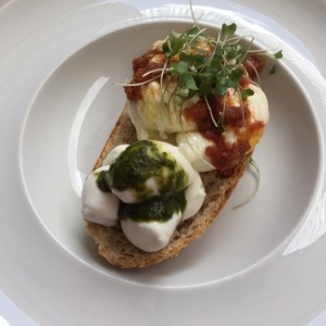 Huevos poché con mozzarella di buffala