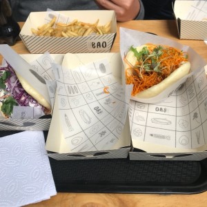 papas, bao de camaron y bao de falafel