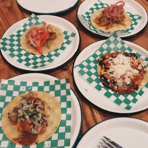 taco al pastor, pollo pibil, pescado a la parrilla y zapallo con frijol negro 