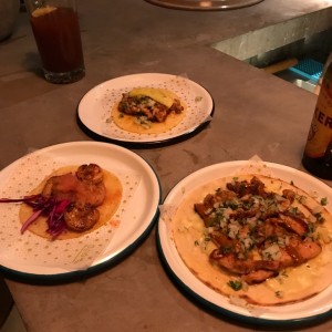 taco al pastor, taco de camarones y quesadilla