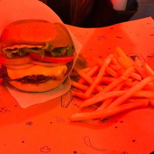 cheeseburger con salsa de jalapeños