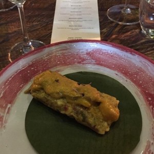 Tamalito de platano y berenjena con cremoa de encocado de camaron...