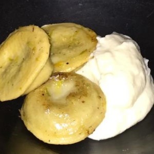 Sorrentino relleno de posta negra cartagenera y crema de coliflor
