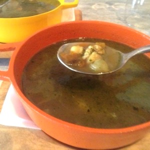 Sopa de verdura con pollo y pesto 