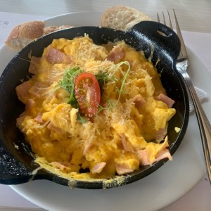 Huevos recueltos con jalon y queso
