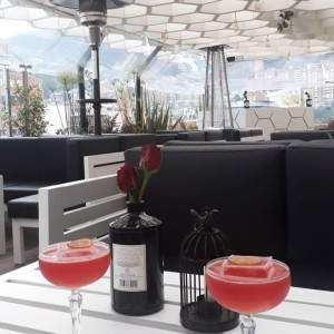 coctel de ron con almidon de frutas