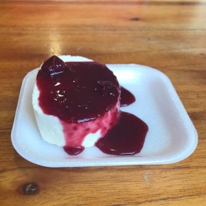 Cuajada con dulce de mora