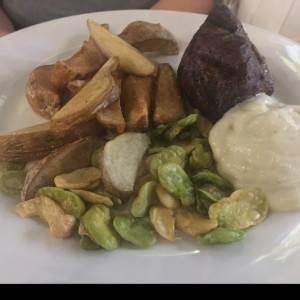 Lomo de Res con queso azul, papa casera y habas