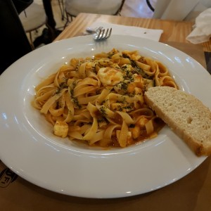 Fetuccini Salsa de Tomates Ahumados, Albahaca y Quesos