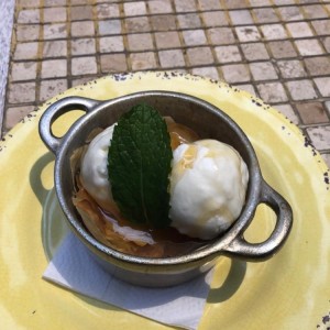 Postre de la casa con helado
