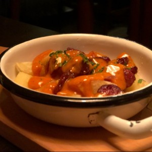 Patatas bravas con chorizo