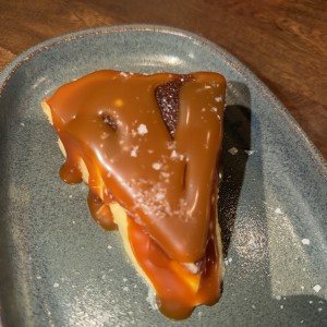 Tarta vasca con caramelo salado