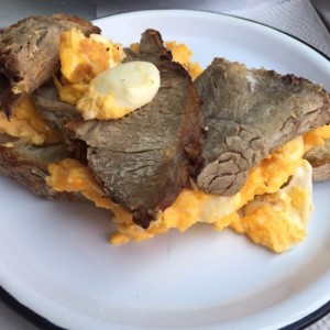 Huevos con roast beef sobre tostada