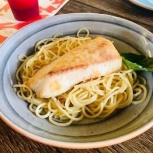 Menu infantil con pasta y pescado