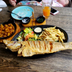 Pescado entero frito